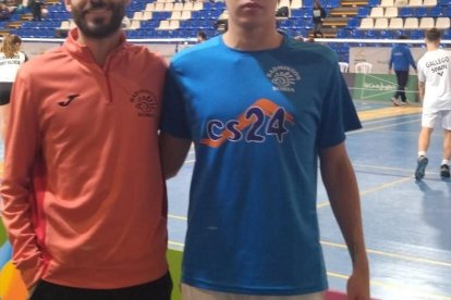 Javier Barrios a la derecha junto con su entrenador Víctor Ortega.