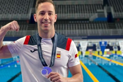 Sergio Martín con la medalla de plata lograda en los 800 libres de la cita mundialista.