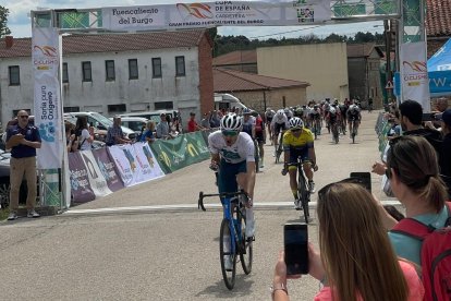 Mario Villasevil en el momento de cruzar la línea de meta como ganador del X Trofeo de Fuencaliente.