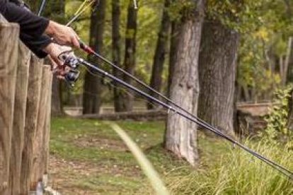 Los pescadores sacaron las cañas a las orillas del río Duero