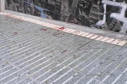 Sangre en la acera del herido en la madrugada del 6 de octubre en Rota.