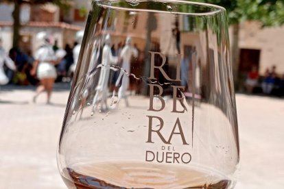 Copa con vino de la DO Ribera del Duero