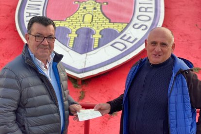 El presidente del Numancia, Patricio de Pedro, y el presidente del Banco de Alimentos de Soria, Óscar Arancón.