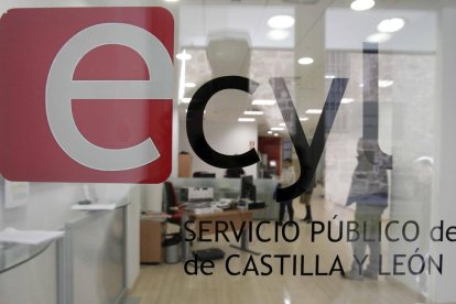 El desempleo cae un 2,2% en Castilla y León por el empuje de los servicios en Semana Santa. HDS