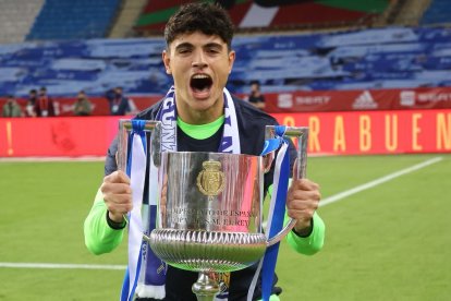 Gaizka Ayesa con la Copa del Rey que ganaba la Real Sociedad en 2021. Twitter