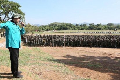 Imagen ofrecida por la Presidencia de Venezuela del presidente Nicolás Maduro dirigiéndose a los cadetes militares de la base de El Pao.  Imagen ofrecida por la Presidencia de Venezuela del presidente Nicolás Maduro dirigiéndose a los cadetes militar-EL PERIÓDICO