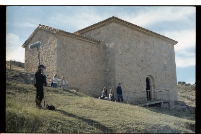 Un momento del rodaje en el exterior de San Baudelio. Andrea Iañez,