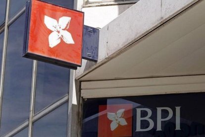 Emblema del banco portugués BPI en una oficina de Lisboa.-REUTERS / JOSE MANUEL RIBEIRO