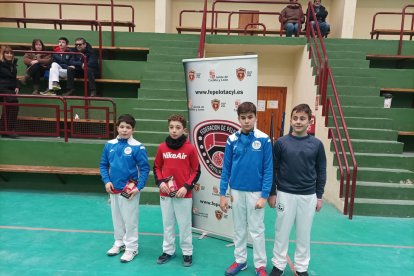 El polideportivo de San Esteban de Gormaz se convirtió el pasado fin de semana en el escenario de la primera edición del Abierto de Frontenis de Promoción del Deporte Escolar de Castilla y León en el que participaron deportistas de clubes de Palencia, de La Cistérniga, de La Fleja que junto con el Jaime Oñate, Puertas Bamar y el local club de pelota Gormaz se reunieron para practicar y prmocionar este deporte.