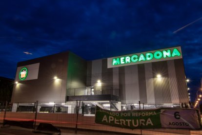 La tienda de Mercadona en Santa Bárbara ya acabada y preparada para su reapertura mañana tras la reforma. GONZALO MONTESEGURO