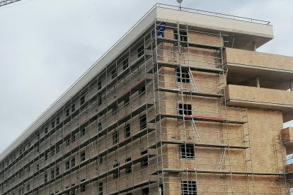 Edificio polémico por su quinta planta en Pajaritos. HDS