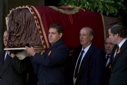 Traslado del ataúd de Franco al cementerio de Mingorrubio.-