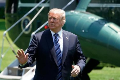 Trump saluda tras bajar del helicóptero que le ha trasladado de regreso a la Casa Blanca, este viernes.-MANDEL NGAN / AFP