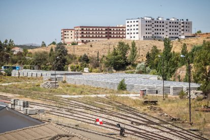 Traviesas y diverso material acumulado junto a las vías en la estación de Soria. GONZALO MONTESEGURO