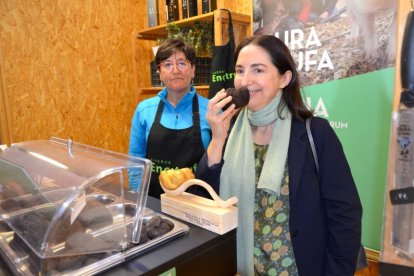 Elena Arzak comprobó en Soria elaroma de la trufa. RAQUEL FERNÁNDEZ