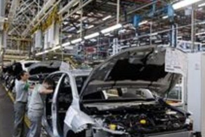 Línea de producción en la factoría de Renault en Villamuriel (Palencia). HDS