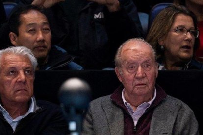 El rey Juan Carlos, junto a Sebastián Nadal, el padre de Rafa Nadal, este lunes en Londres.-EFE / WILL OLIVER