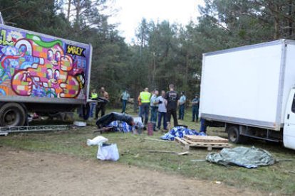 Un momento del desalojo de los acampados durante la mañana de ayer. / Á.M.-