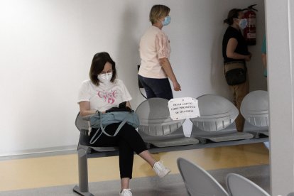 Espera de pacientes en el Hospital Santa Bárbara.-LAT