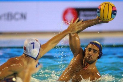 Marc Larumbe, en acción, en un momento del partido frente a Malta.-RFEN