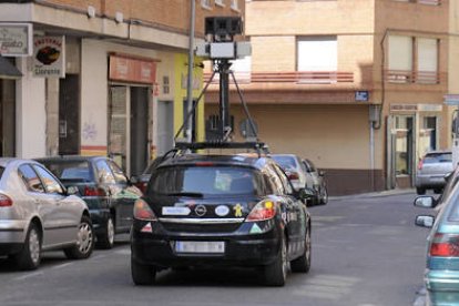 El coche de Google Street View durante su periplo por las calles sorianas obteniendo imágenes panorámicas. / Ú. S.-