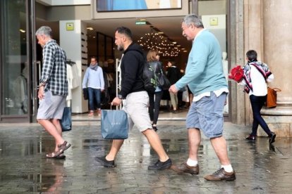 Compradores en el paseo de Gràcia de Barcelona.-XAVIER GONZÁLEZ