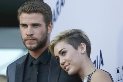 Una imagen de archivo e Miley Cyrus con su novio, el actor Liam Hemswort.-MARIO ANZUONI