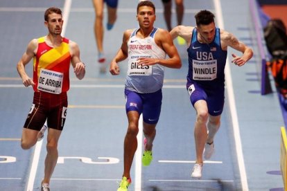 De Arriba se impone por fuera en su semifinal de 800 metros.-/ REUTERS / JOHN SIBLEY