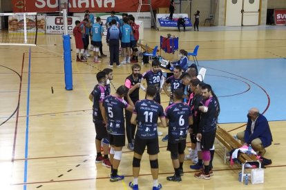 Un tiempo muerto del Sporting en el partido de la pasada jornada ante Universidad de Valladolid. HDS