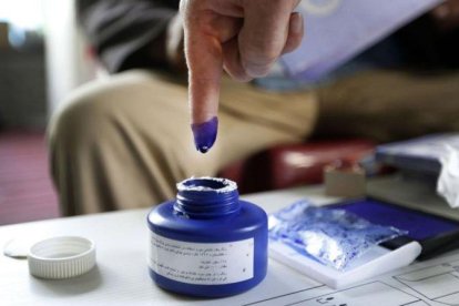 Una mujer afgana se dispone a votar en Jalalabad (Afganistán), durante las elecciones parlamentarias del 20 de octubre del 2018.-EL PERIÓDICO