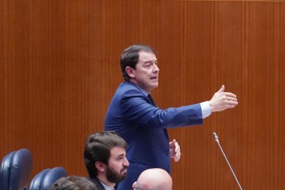 El presidente Fernández Mañueco durante una de sus intervenciones en el Pleno en la tarde del martes. ICAL
