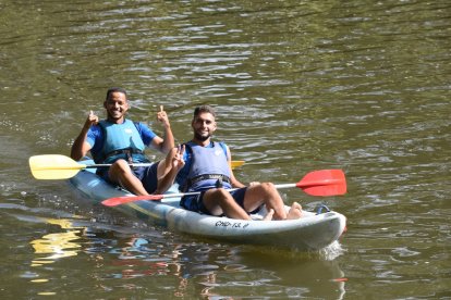 Allyson y Mateo Arellano fueron los que mejores maneras mostraron a bordo de la piragua. C.D. Numancia