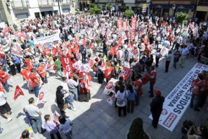 La plaza Mayor de San Leonardo, abarrotada de manifestantes ayer contra los despidos de Norma. / ÚRSULA SIERRA-