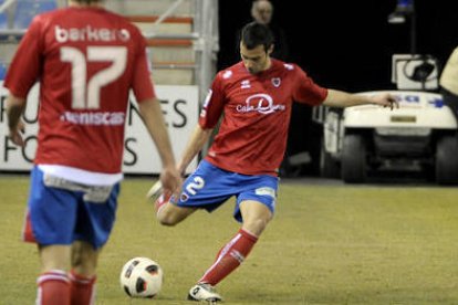 Flaño golpea el balón en el encuentro ante el Xerez. / U. Sierra-