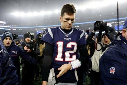 Tom Brady se retira del campo tras la última derrota de los Patriots.-X02835