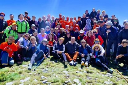 Grupo de agredeños que subió al Moncayo para colocar una imagen de la Virgen de los Milagros. Ayto. de Ágreda