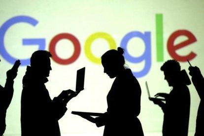 Siluetas ante el logo de Google.-DADO RUVIC (REUTERS)