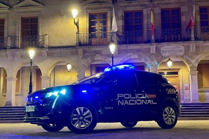 Vehículo de la Policía Nacional en la plaza Mayor de Soria. HDS