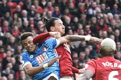 Zlatan Ibrahimovic lanza el codo contra el defensa Tyrone Mings.-OLI SCARFF