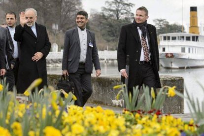 El director de la Organización de Energía Atómica de Irán, Ali-Akbar Salehi (i), saluda a la prensa a su paso por el lago Ginebra antes de asistir a una reunión con los jefes de la diplomacia de EEUU, John Kerry, y de Irán, Mohamad Yavad Zarif (no fotogra-Foto: LAURENT GILLIERON / EFE