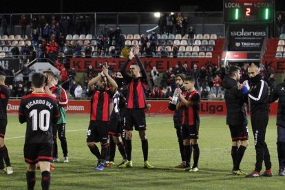 Los jugadores del Reus saludan a su afición tras empatar contra el Numancia.-PERE SERRA