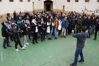 Fotografía de familia de los raperos que han participado en un videoclip autoinculpatorio rodado en la Modelo.-ELISENDA PONS