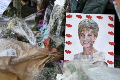 Recuerdos de Diana de Gales a las puertas del palacio de Kensington, el verano pasado coincidiendo con el 20º aniversario de su muerte.-/ EFE / ANDY RAIN