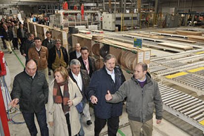 Irigoyen y Meyer encabezan la comitiva durante la visita a las instalaciones de Puertas Norma. / VALENTÍN GUISANDE-