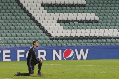 La estrella blanca, en un partido desacertado, protagonizó una absurda jugada de espuela en el empate ante el Legia.-AP / CZAREK SOKOLOWOSKI