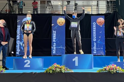 Marta Pérez en el podio como Campeona de España de 1.500 en pista cubierta. HDS