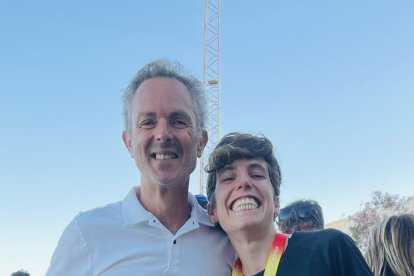 Marta Pérez y su entrenador Antonio Serrano tras conseguir el título de campeona de España en Nerja. Twitter