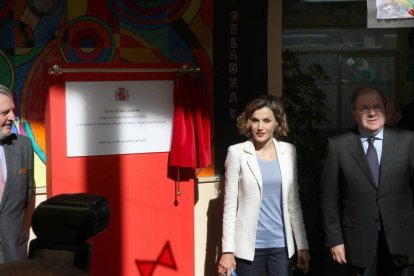 La Reina Letizia, con el presidente de la Junta, Juan Vicente Herrera (D) ,el ministro de educación, Íñigo Méndez de Vigo (I), en su visita al Colegio de Educación Infantil y Primaria Marqués de Santillana de la capital palentina donde preside la apertura-Ical