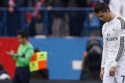 Cristiano Ronaldo, cabizbajo durante el partido contra el Atlético en el Calderón.-Foto: EFE / JAVIER LIZÓN