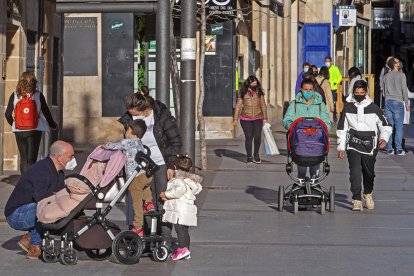 Varias personas pasean con carritos infantiles por Marqués de Vadillo. HDS